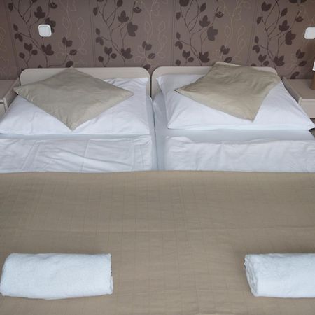 Pollushof Panzio Es Etterem Bed & Breakfast Csolnok Room photo