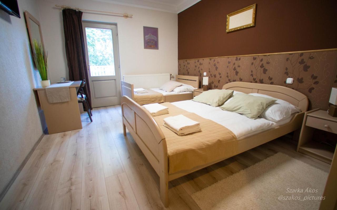 Pollushof Panzio Es Etterem Bed & Breakfast Csolnok Exterior photo