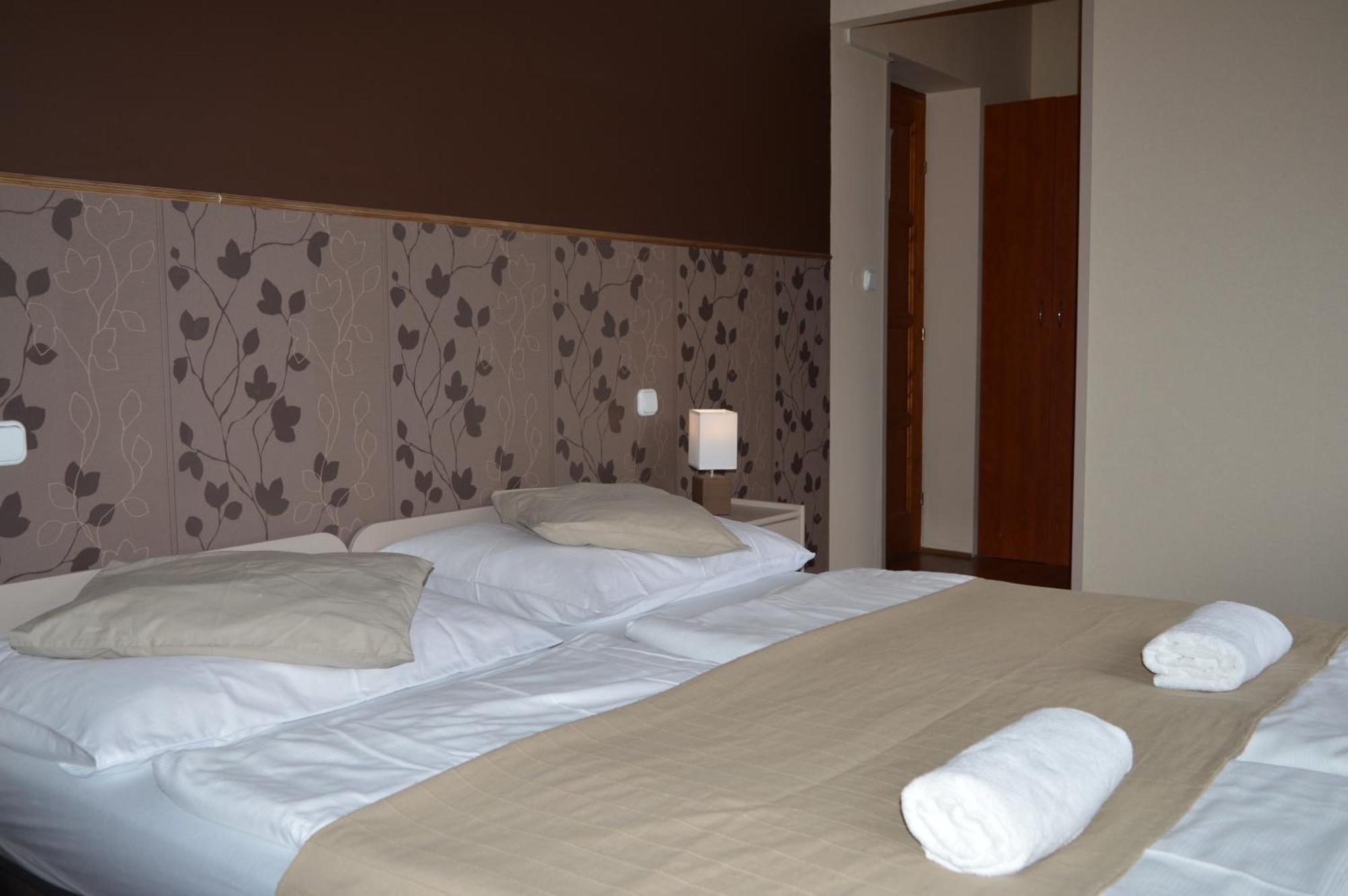 Pollushof Panzio Es Etterem Bed & Breakfast Csolnok Room photo